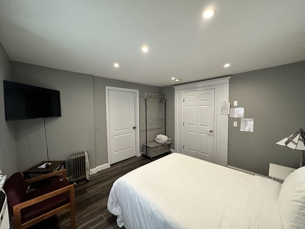 1 Full Bed, Inn Style