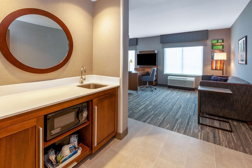 Suite, 1 King Bed, Accessible, Non Smoking (Hearing)