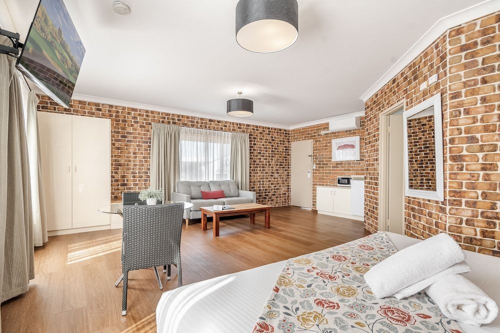 Richmond Motor Inn Executive Spa Room 2