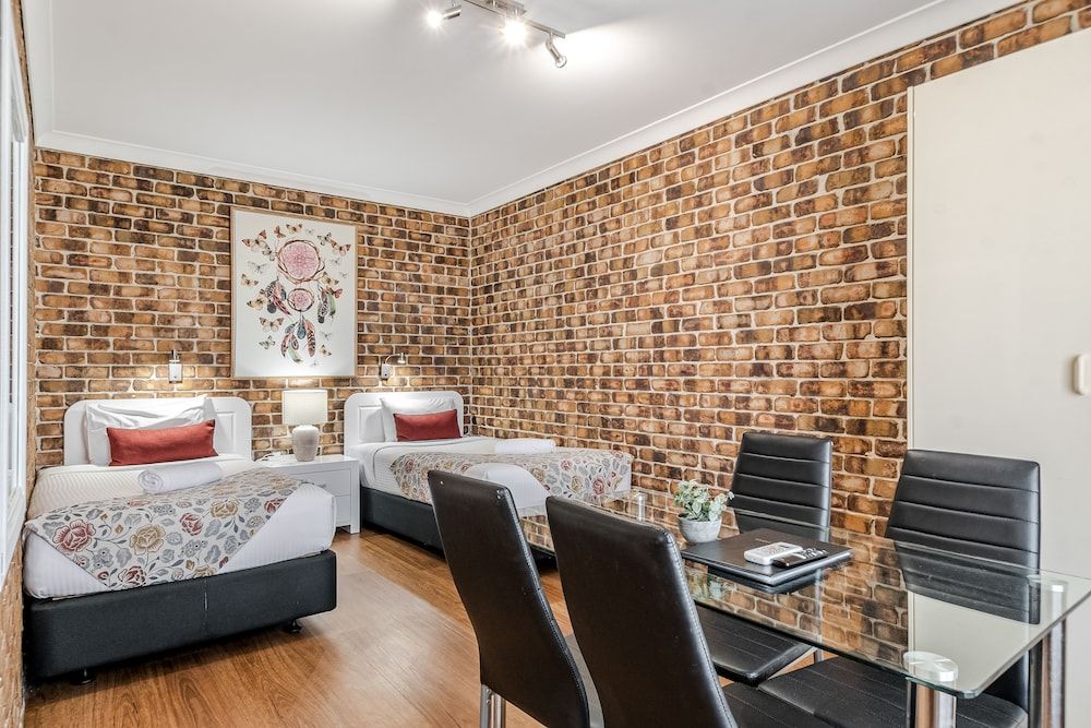 Richmond Motor Inn Family Room, 2 Bedrooms 5