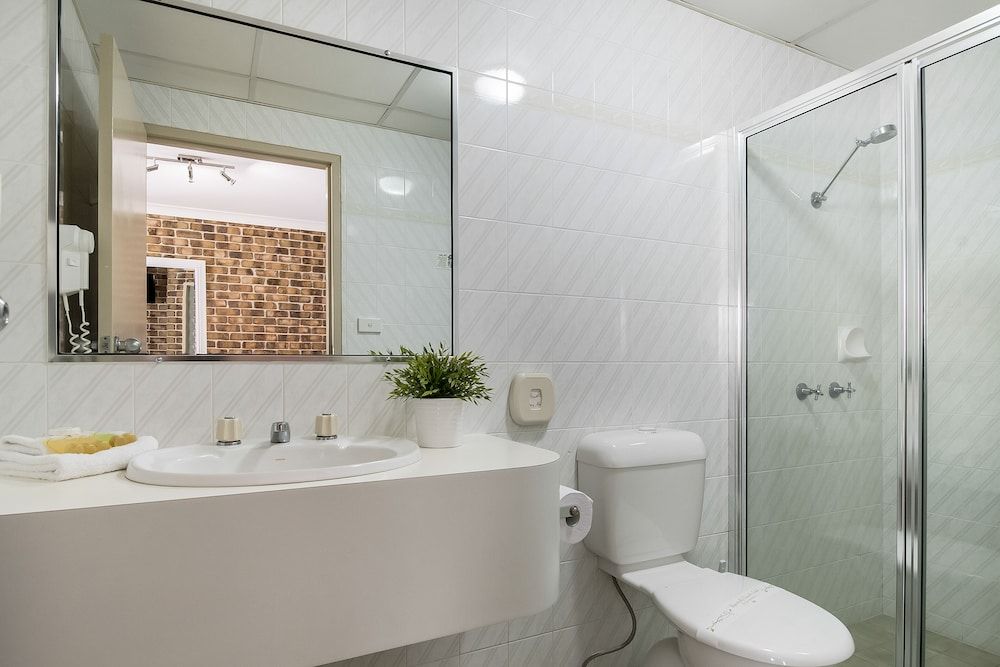 Richmond Motor Inn Family Room, 2 Bedrooms 9