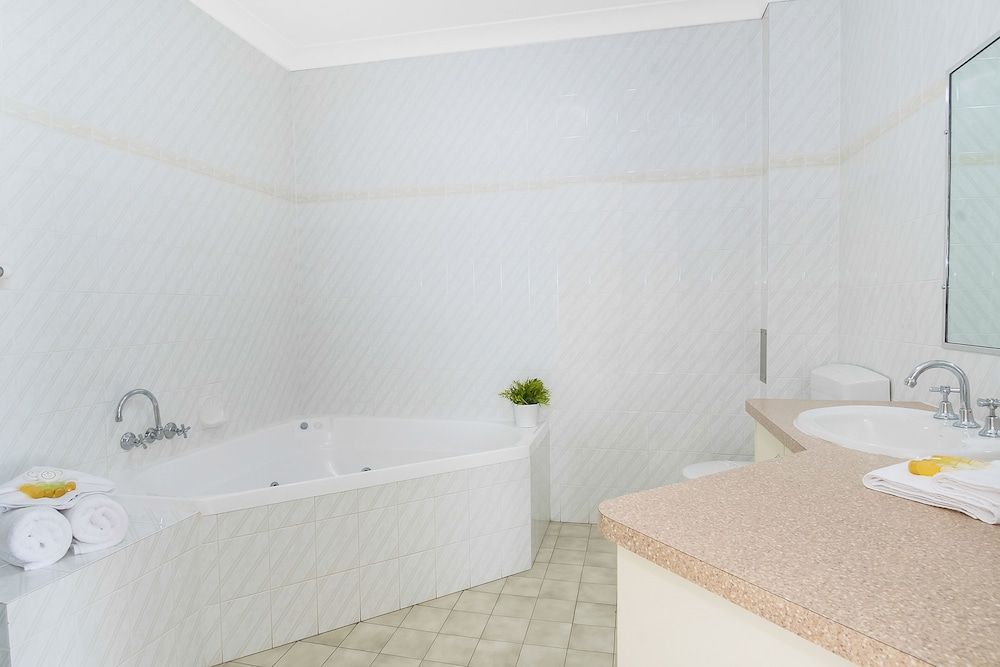 Richmond Motor Inn Executive Spa Room 6