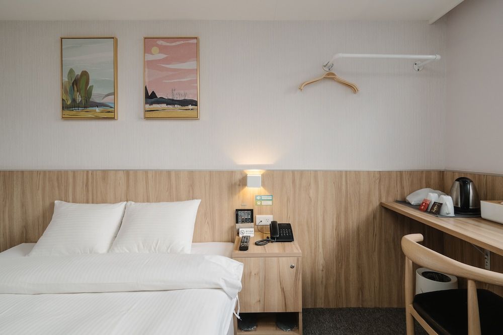 Hotel Attic Standard Double Room, City View 3