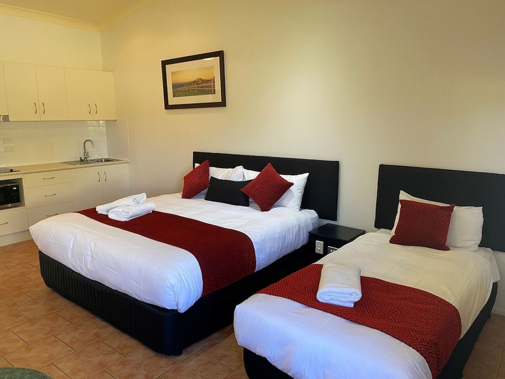 Queen and 1 Twin Room, Accessible