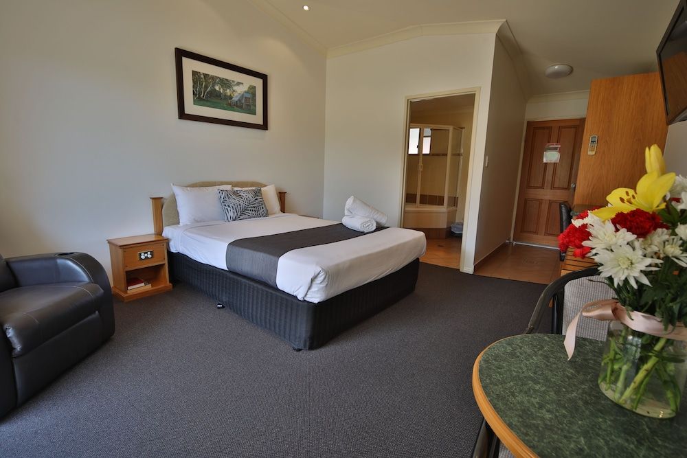 Emerald Explorers Inn