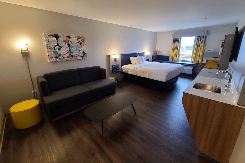 Suite, 1 King Bed, Accessible, Non Smoking