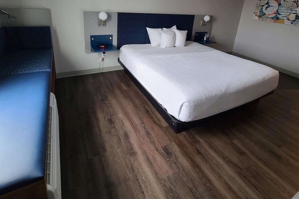 Room, 1 King Bed, Accessible, Non Smoking (Mobility)
