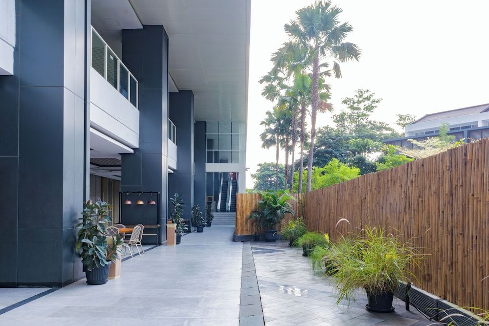 undefined HARRIS Suites Puri Mansion Jakarta 2