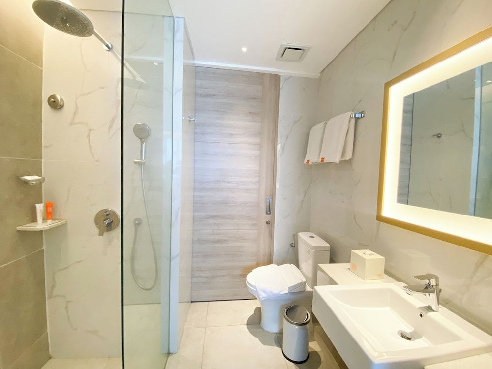 undefined HARRIS Suites Puri Mansion Jakarta 9