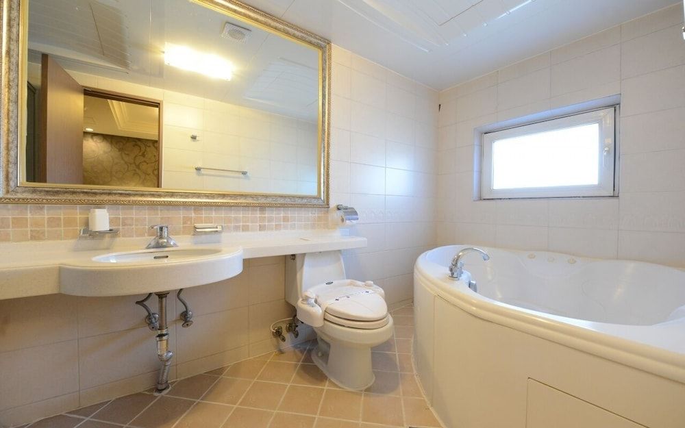 Central Tourist Hotel Premium Double Room 5