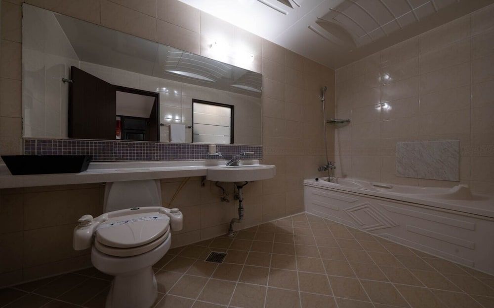 Central Tourist Hotel Deluxe Twin Room 4