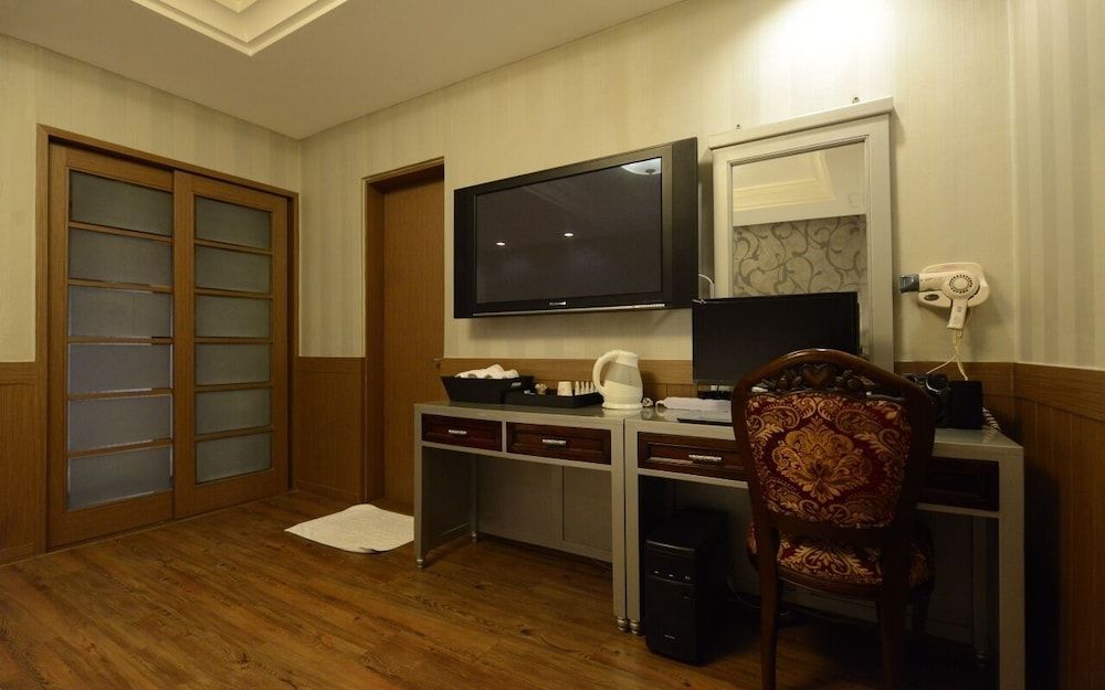 Central Tourist Hotel Premium Double Room 4