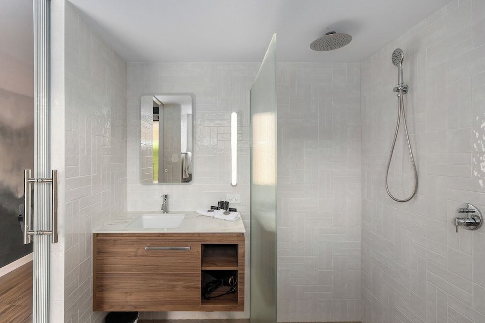 The Henty Deluxe Double Room, 1 King Bed 4