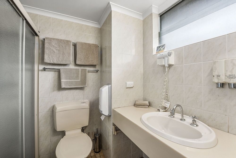 The Henty Standard Twin Room 3