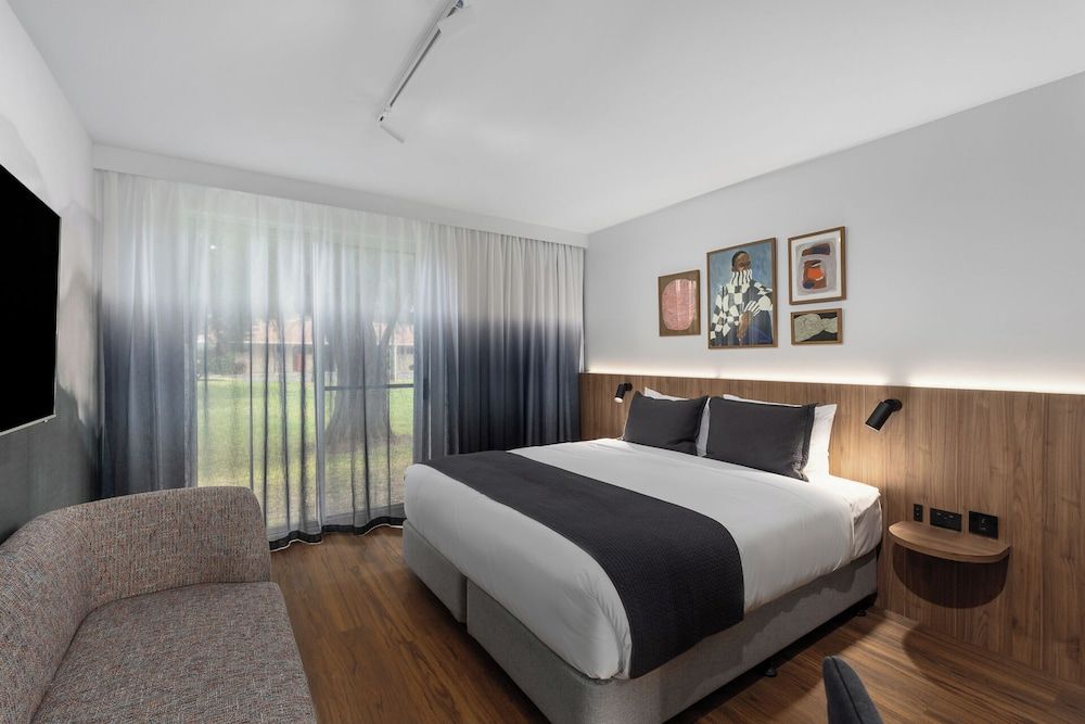 The Henty Deluxe Double Room, 1 King Bed 2