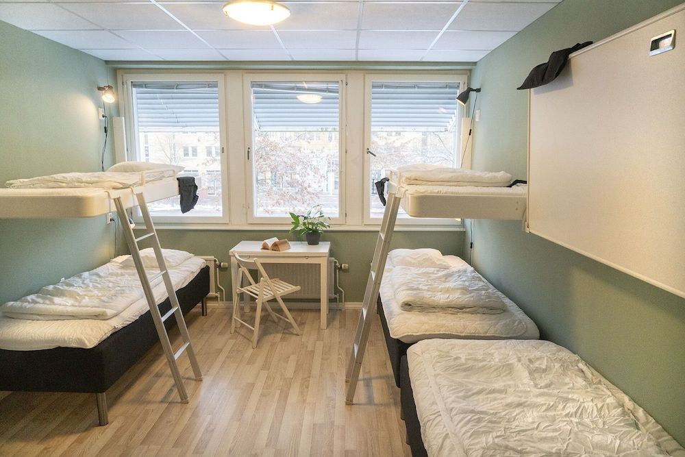 7-bed room - shared bathroom