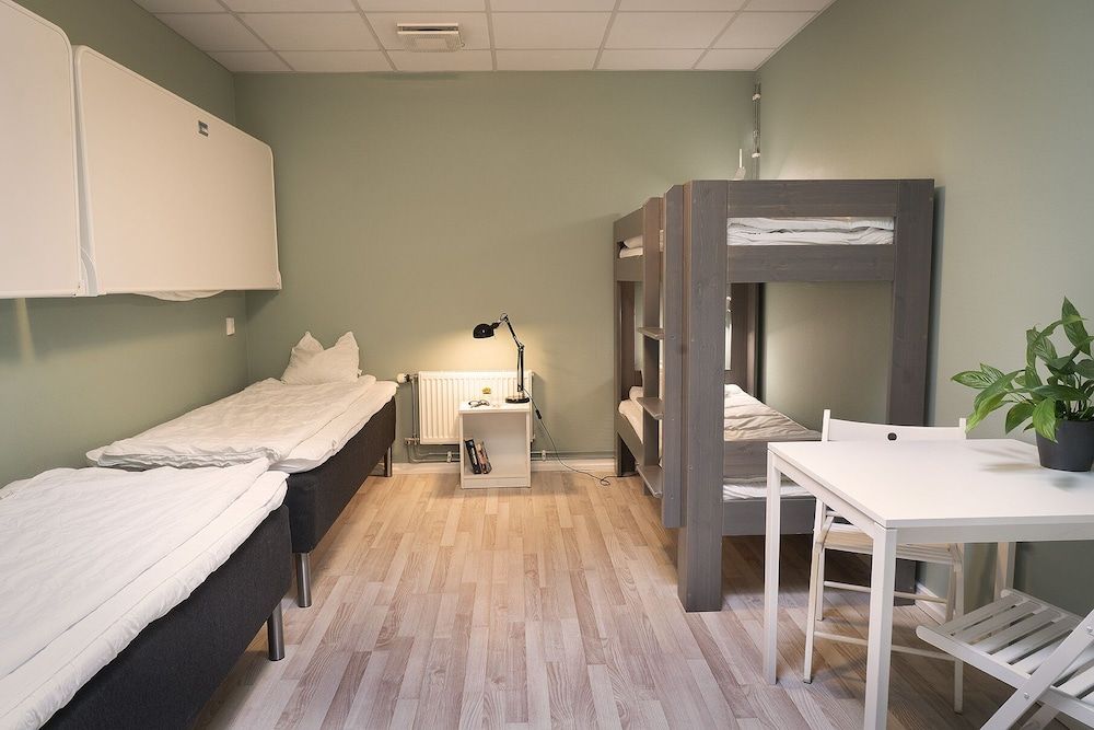 6-bed room - skylight - shared bathroom