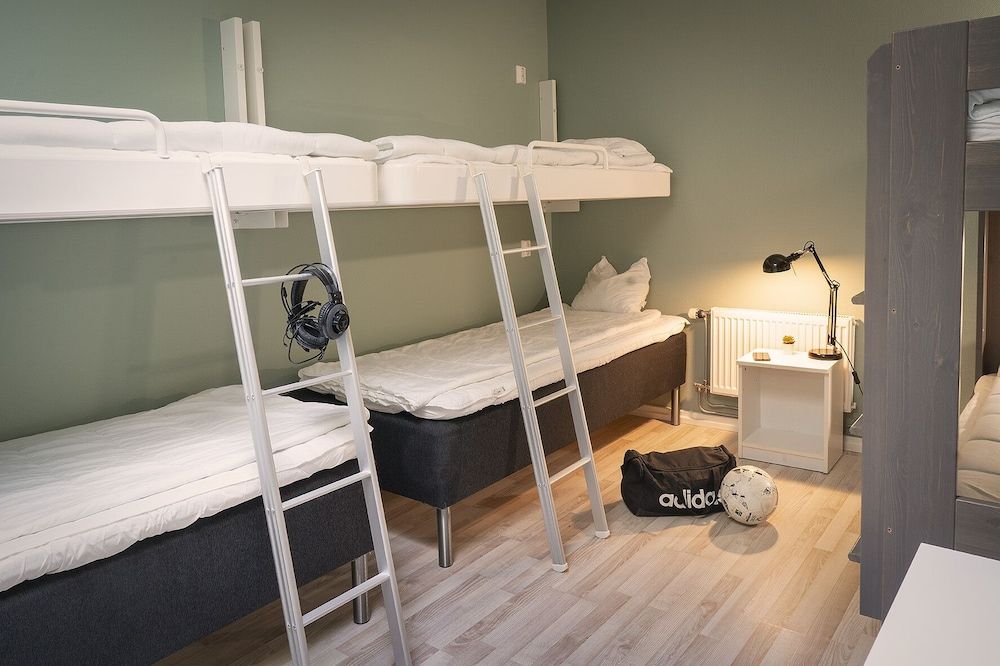 6-bed room - skylight - shared bathroom