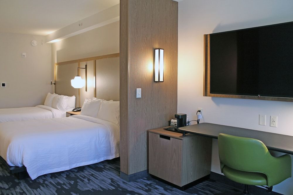 Suite, Multiple Beds (Mobility/Hearing Accessible, Tub)
