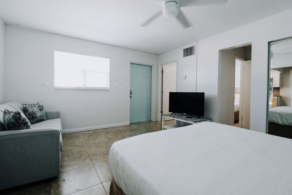 Drop Anchor Resort View Queen Family Suite w/ Kitchen 3