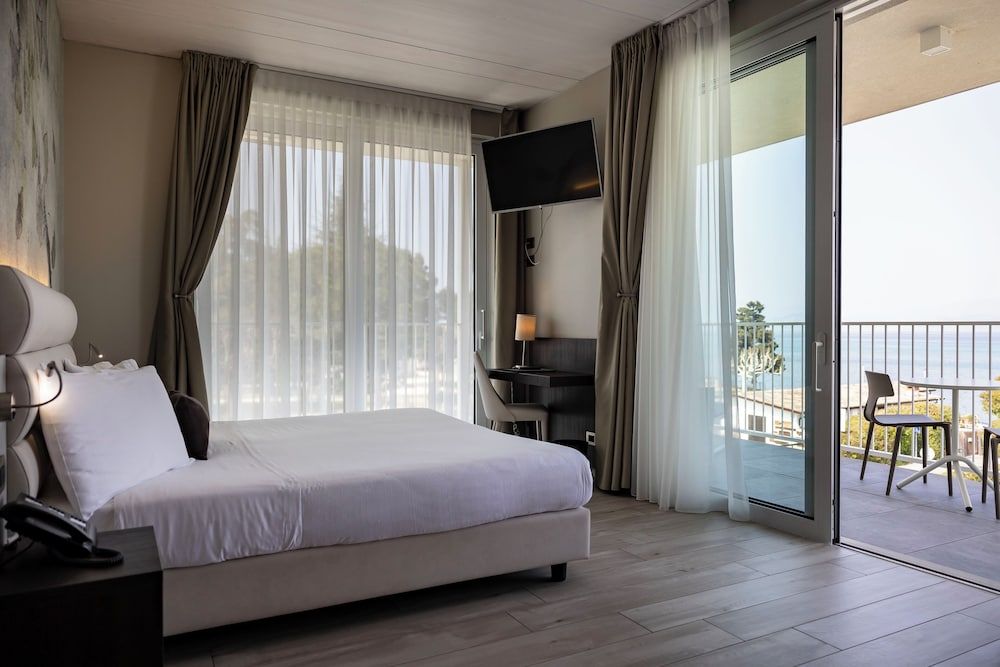 Junior Studio Suite, Lake View