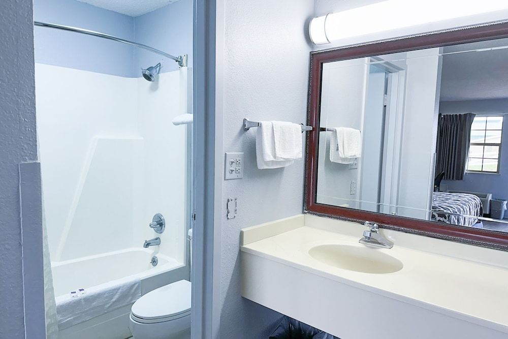 Happy Stay Inn Madisonville I-69 By OYO Room, 1 King Bed, Smoking 10