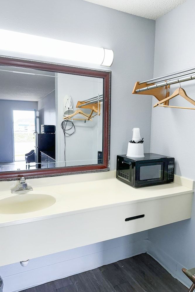 Happy Stay Inn Madisonville I-69 By OYO Room, 1 King Bed, Smoking 9