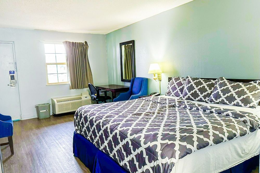 Happy Stay Inn Madisonville I-69 By OYO Room, 1 King Bed, Smoking 3