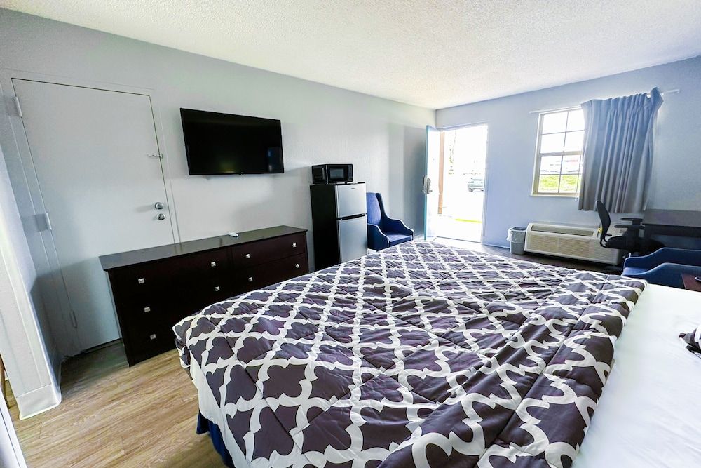 Happy Stay Inn Madisonville I-69 By OYO Room, 1 King Bed, Smoking