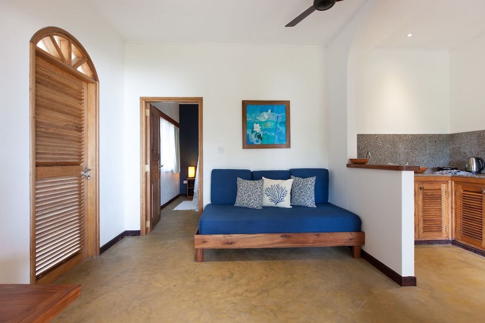 L'Hirondelle Apartment, Garden View 3