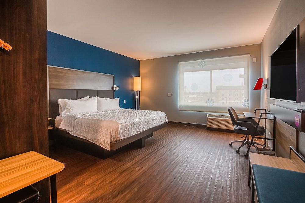 Room, 1 King Bed, Accessible (Roll-In Shower)