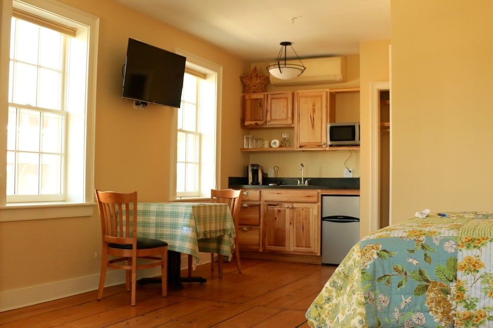 Butler House Parlor Suite 4