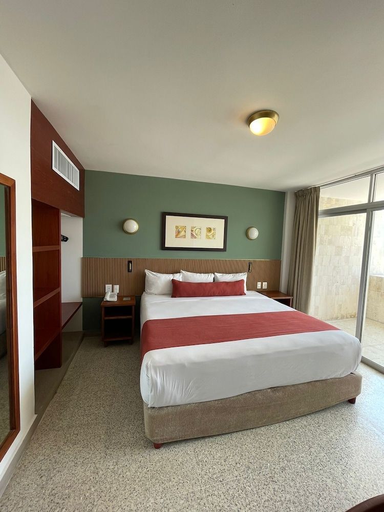 Hotel Royalty Royal Room, 1 King Bed 4