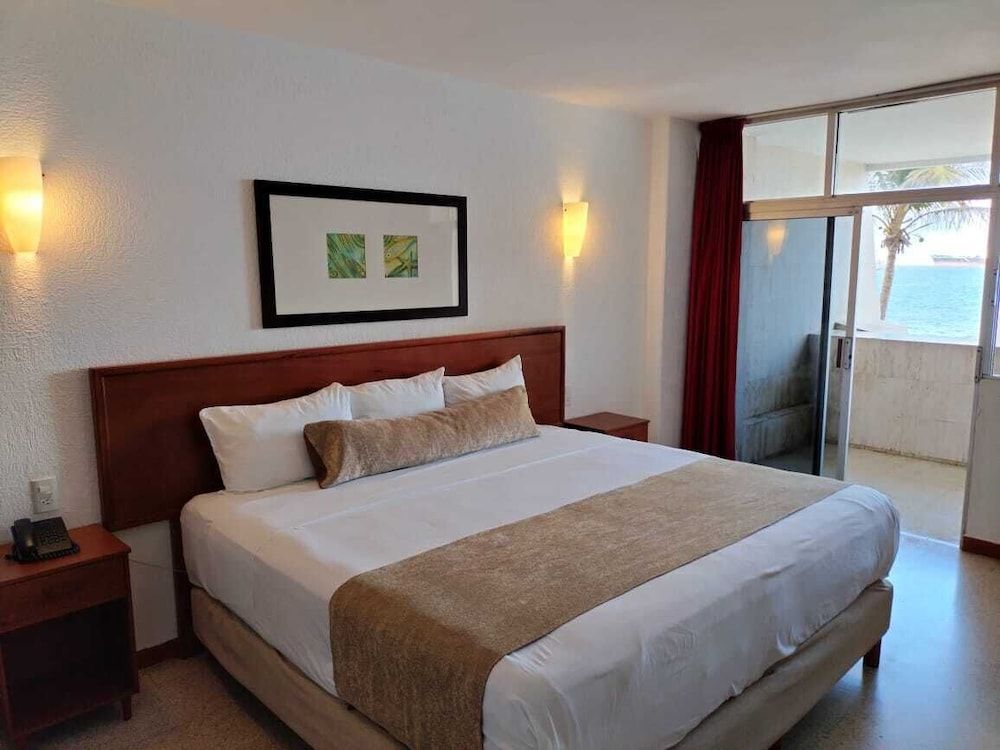 Hotel Royalty Royal Room, 1 King Bed 3