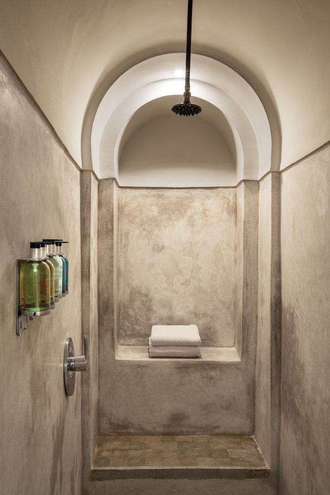 Le Farnatchi Junior Suite 3