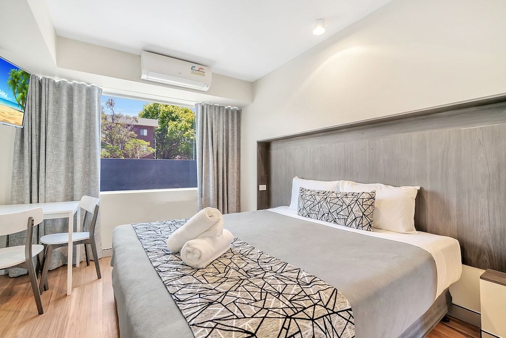 Surf Beach Motel Port Deluxe King Room 3