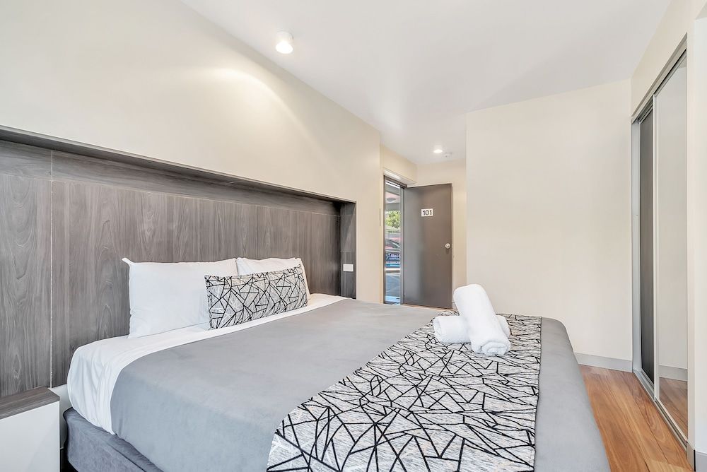 Surf Beach Motel Port Deluxe King Room 2