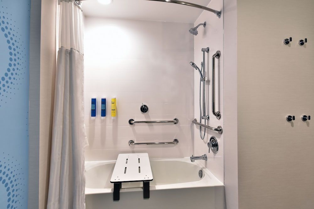 Room, 1 King Bed, Accessible, Bathtub