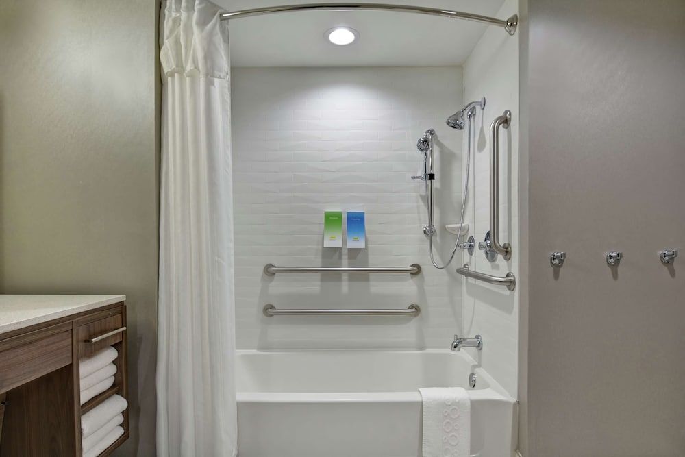 Studio, 1 King Bed, Accessible, Bathtub