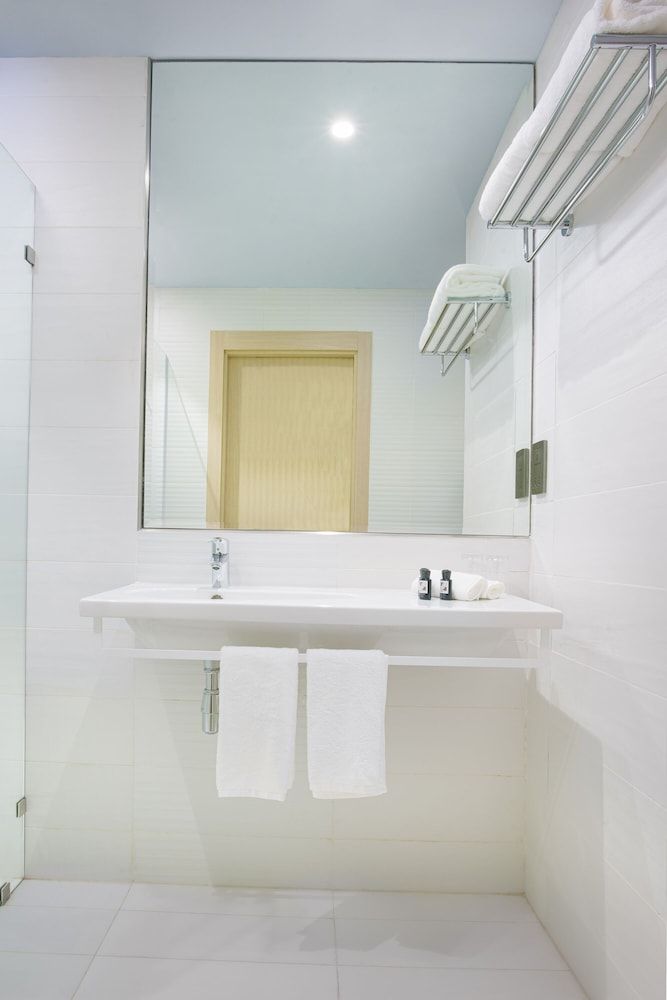 Swiss-Belinn Airport Muscat Superior Room, 2 Twin Beds 6