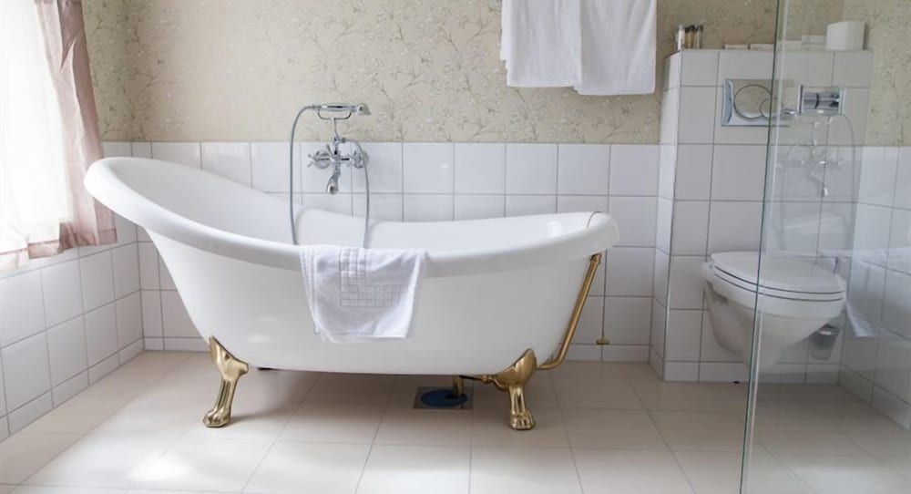 Deep Soaking Bathtub