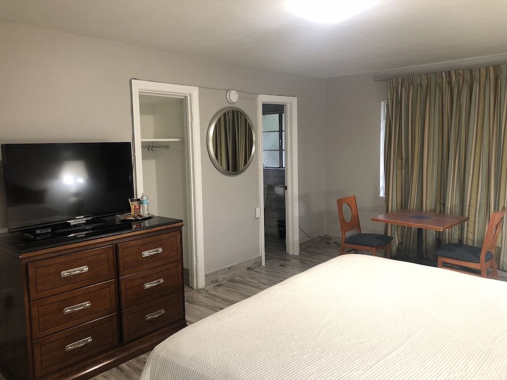 Bay Breeze Inn Bradenton Downtown Standard Room, 1 King Bed, Non Smoking