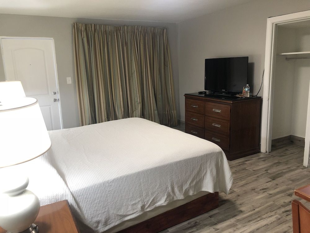 Bay Breeze Inn Bradenton Downtown Standard Room, 1 King Bed, Non Smoking 2
