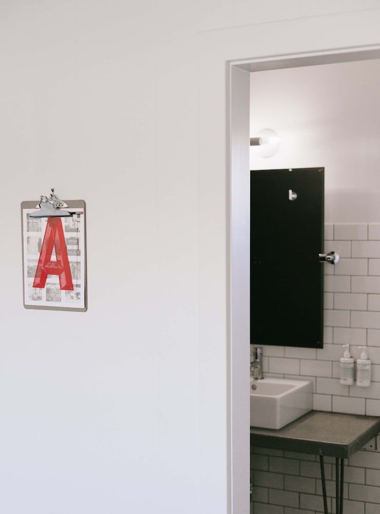 The Amigo Motor Lodge Standard King 2