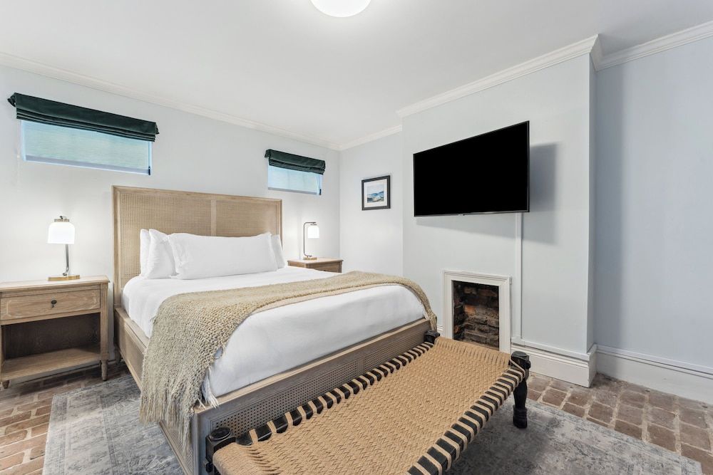 Bellwether House Room, 1 Queen Bed (Garden) 3