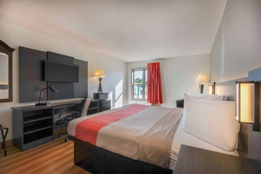 Motel 6 Walton, KY - Richwood - Cincinnati Airport South Standard Room, 1 King Bed, Non Smoking 6