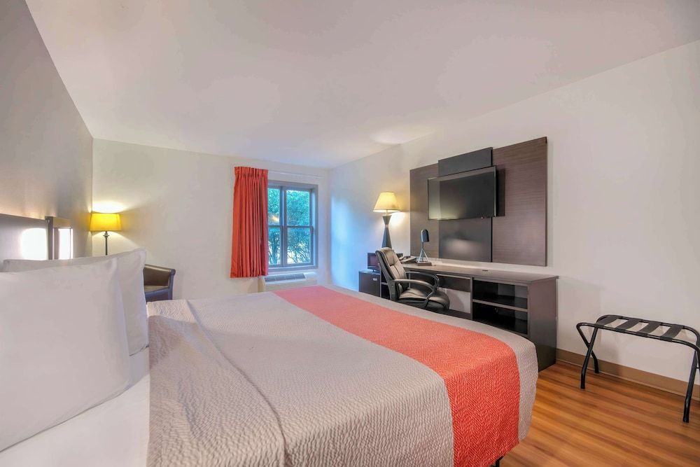 Motel 6 Walton, KY - Richwood - Cincinnati Airport South Standard Room, 1 King Bed, Non Smoking 9