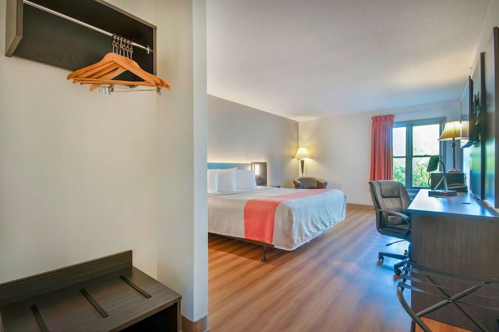 Deluxe Room, 1 King Bed, Accessible, Non Smoking