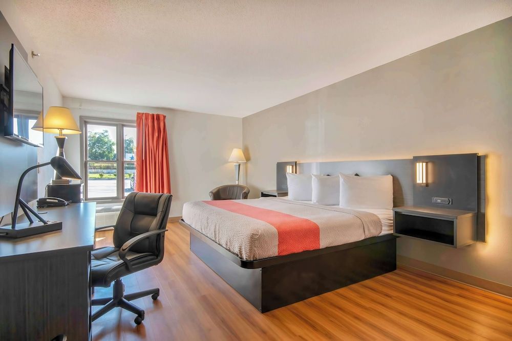 Motel 6 Walton, KY - Richwood - Cincinnati Airport South Standard Room, 1 King Bed, Non Smoking 3