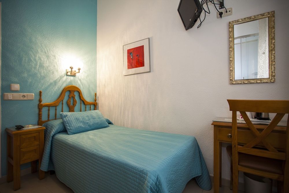 Ava Rooms Single Room, 1 Twin Bed, Shared Bathroom 4